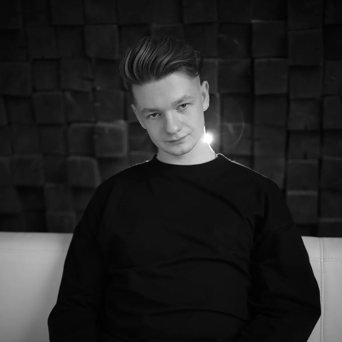Чёрно-белый портрет Юрия Елыгина